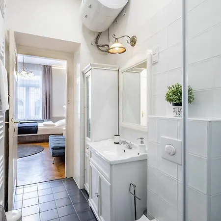 Luxurious At Center Apartment