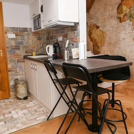 Luxurious At Center Apartment *
