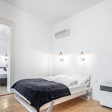 Luxurious At Center Apartment *