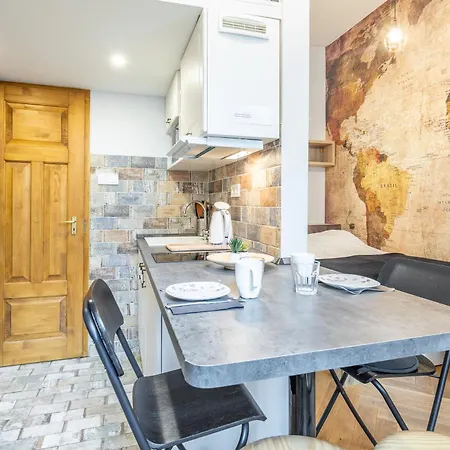 Luxurious At Center Apartment *
