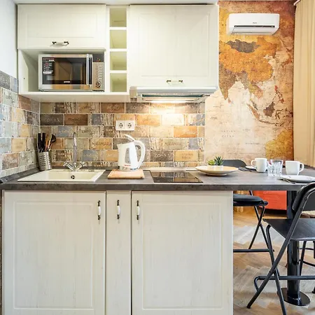 Luxurious At Center Apartment