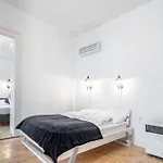 Luxurious At Center Apartament *