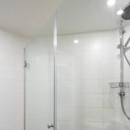 Luxurious At Center Apartment *